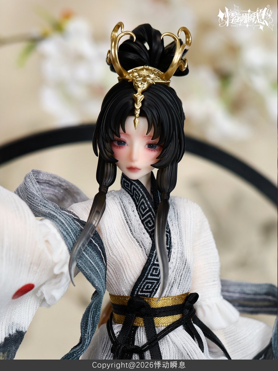 hermeow_shop's tweet photo. 📢🆕ブランドドール新作速報🆕📢
「悸動瞬息」社より、特1/6スケール、中国歴史文物をモチーフに、千年の時をめぐる中国古典美人BJDブランドドールシリーズ「風月千年」をご紹介✨
今回は通常種類の【魏晋・女史箴図】の実物写真が公開！

ボックス内に付属している別の手パーツに交換することで、手に持たせることができます。
入れ目タイプの顔パーツおよび視線可動設計を採用👀

ラインナップは通常6種＋シークレット1種＋単品ドールフル1種＋色違い2種、高さ約22cm。

当店では近日予約受付予定！ 続報をお楽しみに❣️

本商品の関連ツイートはこちら：
https://t.co/NYMLf46mvl