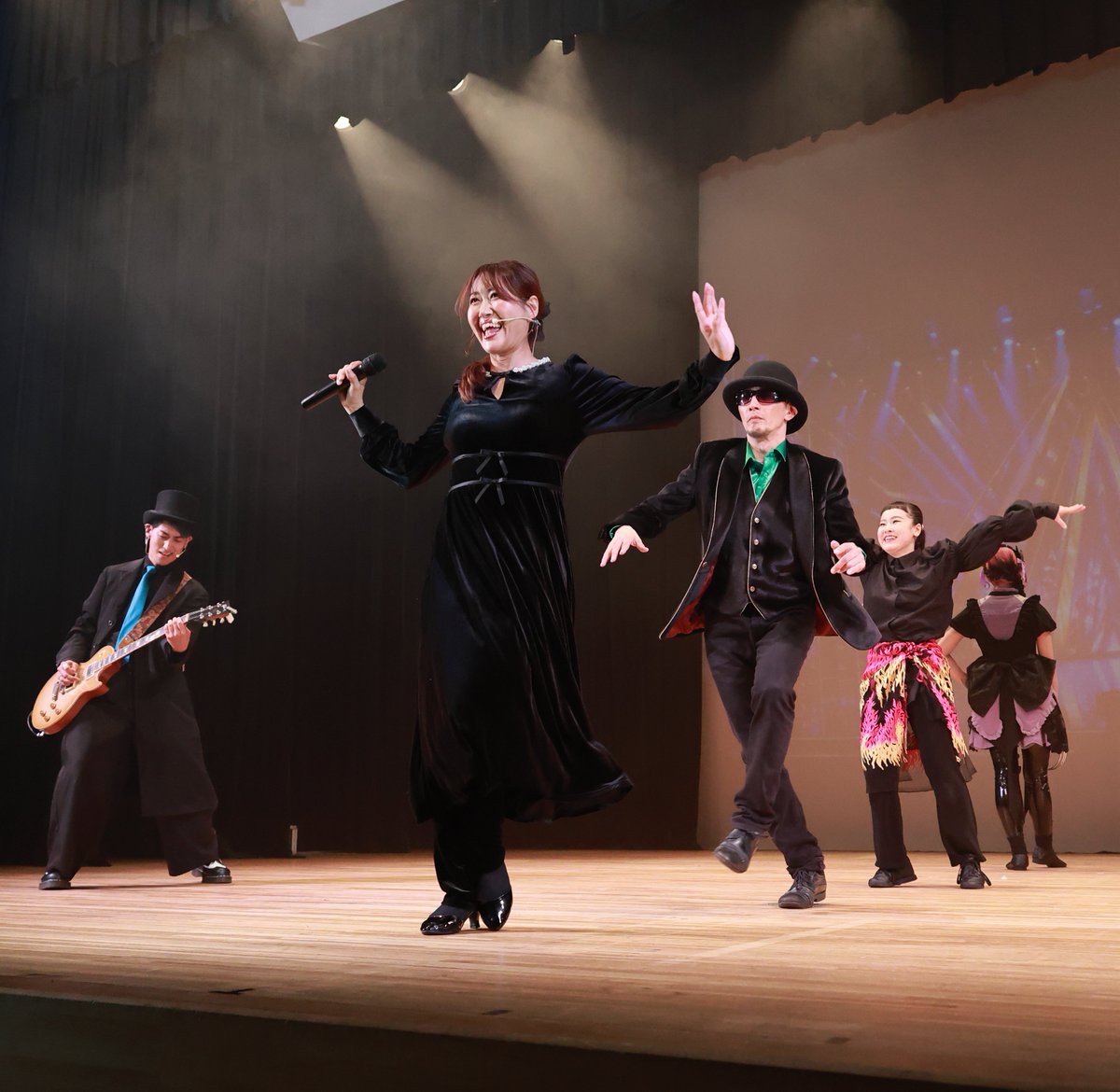 samboxsam2's tweet photo. LOQS
The Show Must Go On
50席限定プレ公演

ボーカルあり
アクロバットダンスあり
ポールダンスあり
ギターあり
ストリート的なパーカッションのアンサンブルありのショータイム

それぞれが素晴らしいパフォーマンスをされていて
それを融合して創り出すストーリー
観に行って良かった♪
⑤

#LOQS https://t.co/hcqQ9yBCiB