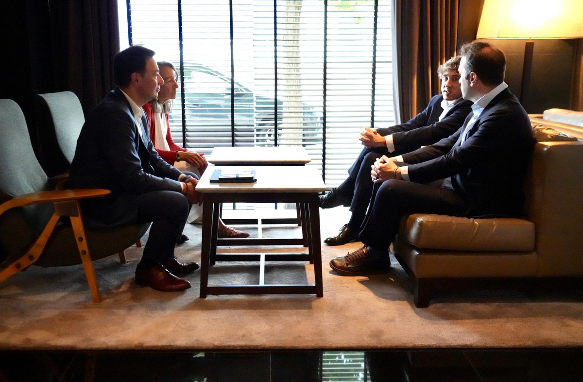 enekoandueza's tweet photo. 🗨️ Euskadi necesita espacios para pensar el futuro desde la colaboración público-privada, la innovación y el compromiso con un crecimiento más competitivo, más sostenible y con más cohesión social.

🤝 Esa tarea la afronta desde hoy el #BasqueEconomicForum, impulsado por el Vicelehendakari @mikeltorresGV, donde he tenido la oportunidad de dialogar con el VicePresidente del Gobierno de España, @carlos_cuerpo sobre el Plan de Recuperación.
 
📊Un caso de éxito que está impulsando la transformación de nuestro modelo productivo gracias a los fondos europeos: el gran motor de la recuperación en Euskadi.

⤴️ Y es que los fondos MRR han impulsado la economía vasca un 1,3% y han generado 10.000 nuevos empleos de calidad.

#EuskadiAquíyAhora