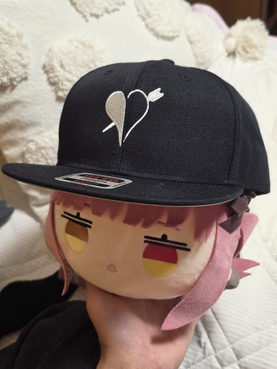 PIEN_0408's tweet photo. 【プチ発表】
宝鐘海賊団のロゴを冠したキャップを作りました！！！普段使いできるのにわかる人にはわかる、、、そんなグッズ(？)です！！
明日のういママライブに間に合うか不安だったけどギリギリ今日届いた笑

にしても思ったよりかっこよく仕上がってて神😎
 #見てくださいマリン船長 https://t.co/sbK624rSzj
