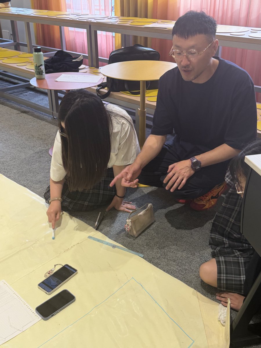kichijojiyusui's tweet photo. こんばんは！吉祥寺湧水広報担当です！
明日5/30はオープンスクールです🍀
体験授業のテーマは「アート🎨」
うまい下手を見るものではなく、どんなものに心が動くのか、自分の感性を見つめる機会にしていただければと思います。
今日は、明日に向けて生徒が準備をしてくれました！
教室の端から端までをアートで埋め尽くす日、ぜひ楽しみお越しくださいね✨
#アート体験