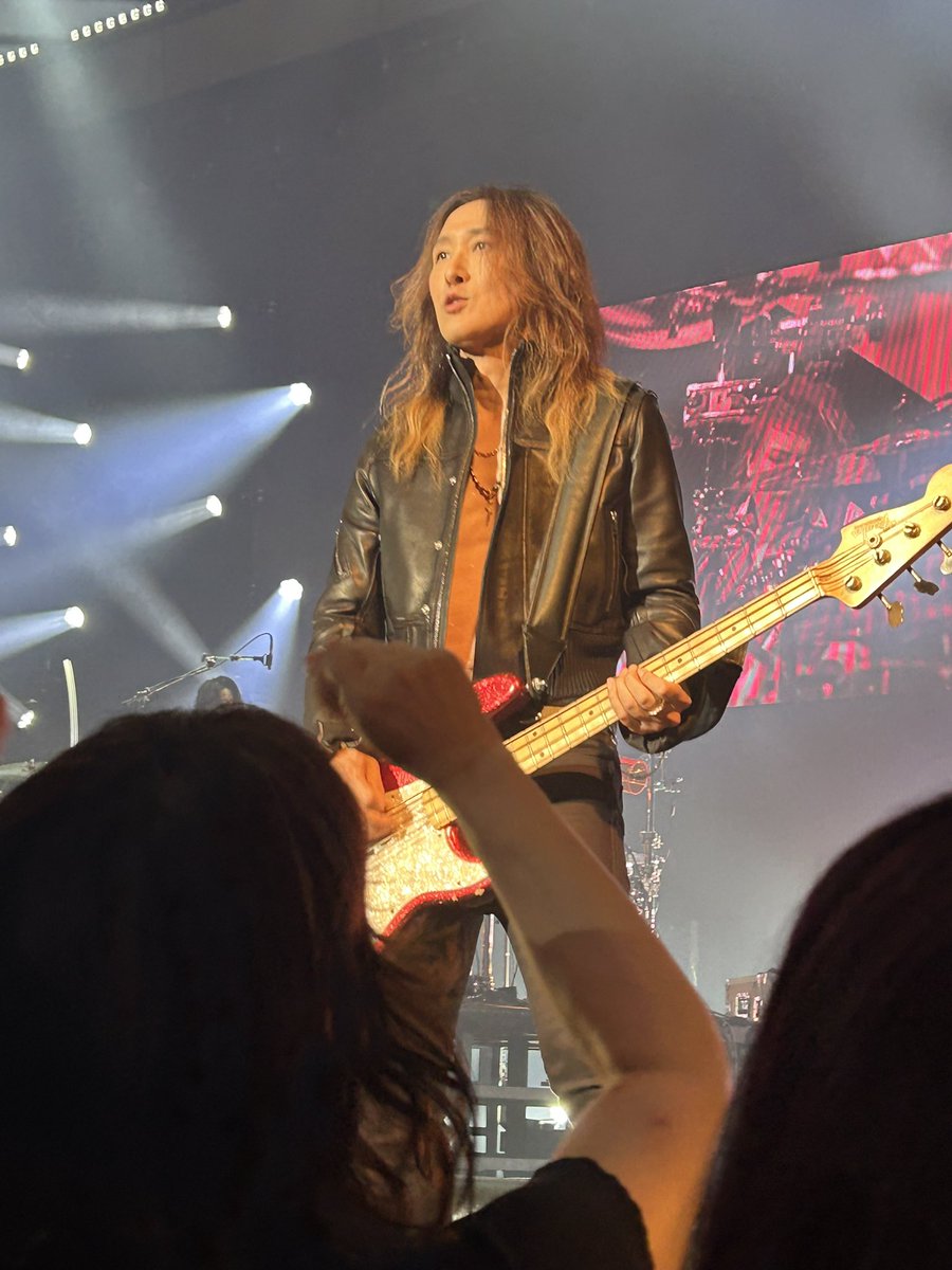 mirixssd's tweet photo. 秦野、端っこだけど2列目でした〜😍
LUNAPICのときはメンバーあんまり動き回らなくて近くで撮れたの二人だけだったけど、他の曲で花道来てくれたときはみんな超近くて最高だった！
隣のお姉さんはめちゃ握手してもらってて凄かった！
初めてのスレシ、ありがとうございました！楽しかった！
 #LUNAPIC https://t.co/KZKRUm53Uk