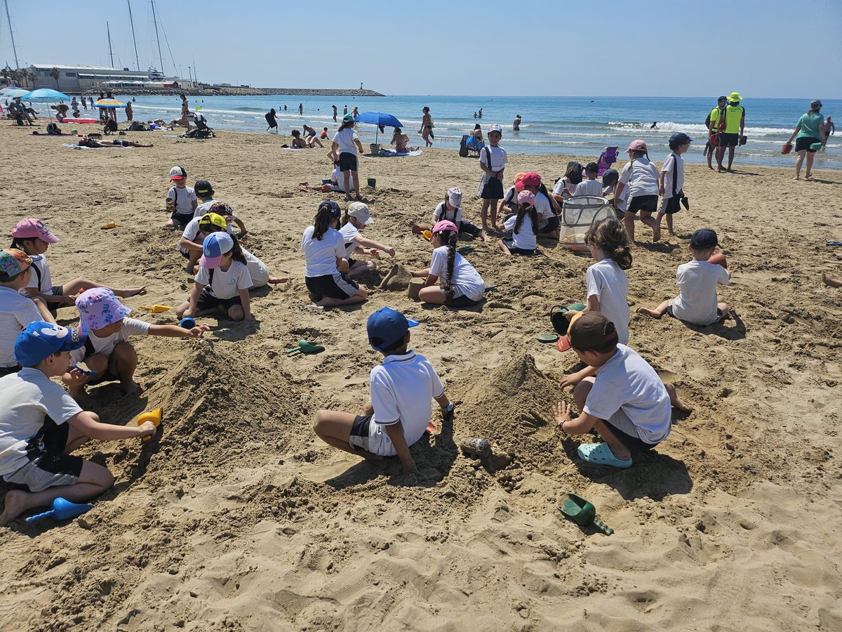 CMTVendrell's tweet photo. Els de 1r hem anat de sortida a la platja de Vilanova i la diversió estava assegurada! ✨ Jocs a la sorra, riures compartits i una bona remullada de peus per a combatre la calor! 🌞🧢💦 #EducantelCORdelacomarca https://t.co/Xz4rMvfmb9