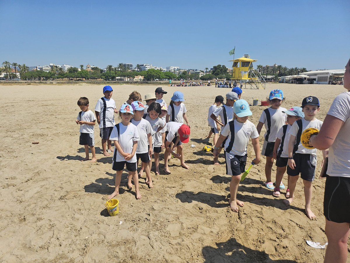 CMTVendrell's tweet photo. Els de 1r hem anat de sortida a la platja de Vilanova i la diversió estava assegurada! ✨ Jocs a la sorra, riures compartits i una bona remullada de peus per a combatre la calor! 🌞🧢💦 #EducantelCORdelacomarca https://t.co/Xz4rMvfmb9