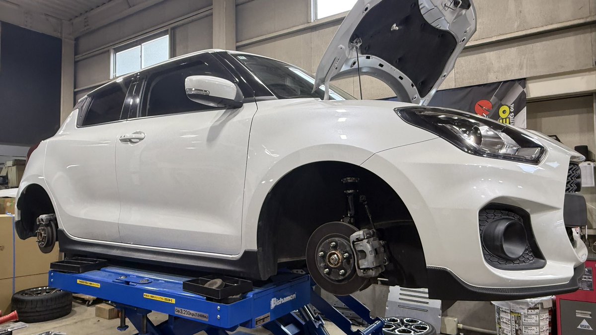 KaneParadise's tweet photo. ZC33SスイフトスポーツにBC RACING車高調を取付させて頂きました✨️

こちらは日常使いメインの為、バネレートは柔らかめ仕様です。

ありがたいことに、BC RACINGの車高調は本当に沢山のオーダーを頂いております❣️

弊社では基本的にメーカー側設定の吊るしバネレートではなく、メーカー出荷時にバネレート変更等を行う、セミオーダー仕様で取り付けさせていただいております。
そのためオーナー様の乗り方に合わせてご提案が可能です。

ZF レーシングダンパーやElement Sports様オリジナルセッティングダンパーなど、よりハイスペックな製品も取り扱っていますが、
BC RACINGは幅広いユーザーにマッチングする車高調キットです。

品質と性能に対してコストパフォーマンスが高く、対応車種が多いのも魅力のひとつです˶˙ᵕ˙ )ﾉﾞ 

自分もO/Hや仕様変更しながらですが、6年ほどBC脚を愛用しております✨️

日常使いやドレスアップ目的のローダウンでも、サーキットガンガンのスポーツ走行目的でも、ぜひお問い合わせください。