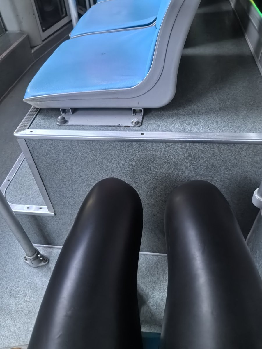 quqismsm's tweet photo. 全包乳胶衣下班后坐公交。上班有裤子。下班把上衣外套脱了只有短袖。在公交车站把裤子脱了上公交回家。坐在公交车上只有一个半截短袖其他都是乳胶衣
感觉很爽很刺激哈哈哈
#乳胶衣# #乳胶袜# https://t.co/spkIVj4uOT