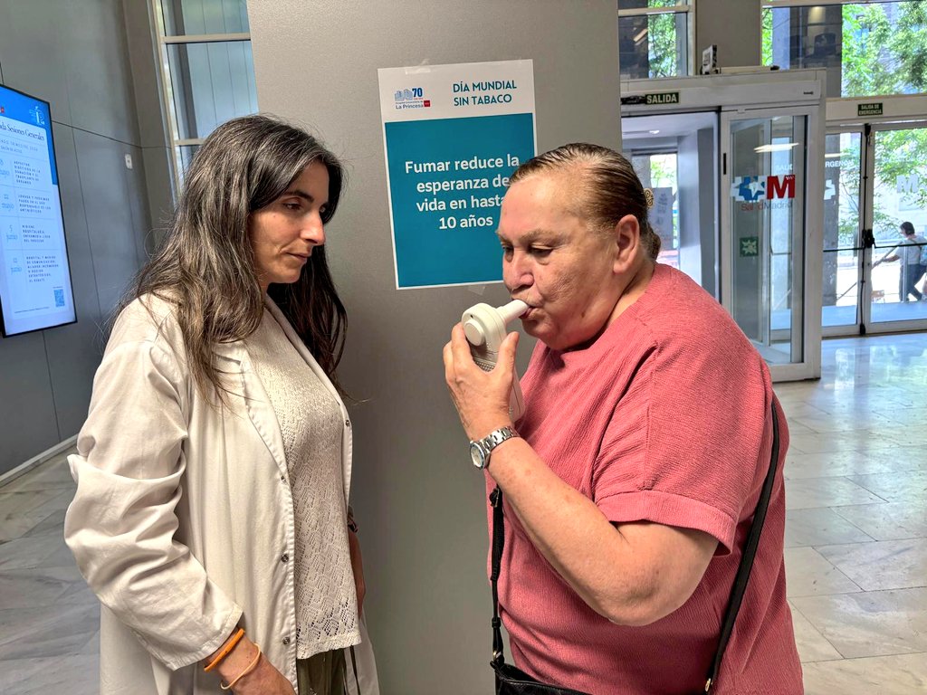 Miriparr's tweet photo. Hoy #HospitaldeLaPrincesa y #CEP celebramos el #DíaMundialsinTabaco junto a @contracancerMad. El Servicio de Neumología ha hecho pruebas respiratorias y se han cambiado manzanas por cigarrillos.
Muchos ya han tomado la decisión de dejarlo 🚬🚫
#Desenmasqueremossuatractivo
#OMS https://t.co/seP4ZlP3ib