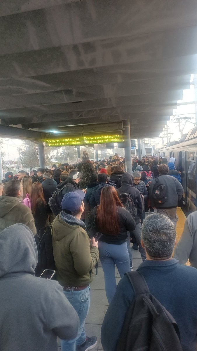 ThorsteinnX's tweet photo. @EFENos_ Una falta de respeto, informándote que solo tienen solo 4 trenes #sernac https://t.co/3saJJilsnh