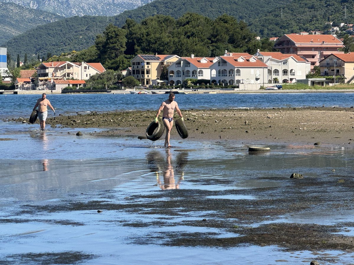 Toni_Janovic's tweet photo. Uspješno završena još jedna velika Eko akcija u organizaciji Caritasa Kotorske biskupije! 

Potrebno je malo napora kako bi se očistila obala i morsko dno ali izgleda mnogo više truda da se promijeni svijest naroda da ipak treba da čuvaju ovaj mali komad raja u kojem živimo! 

Čuvajmo naše more, čuvajmo Boku!
