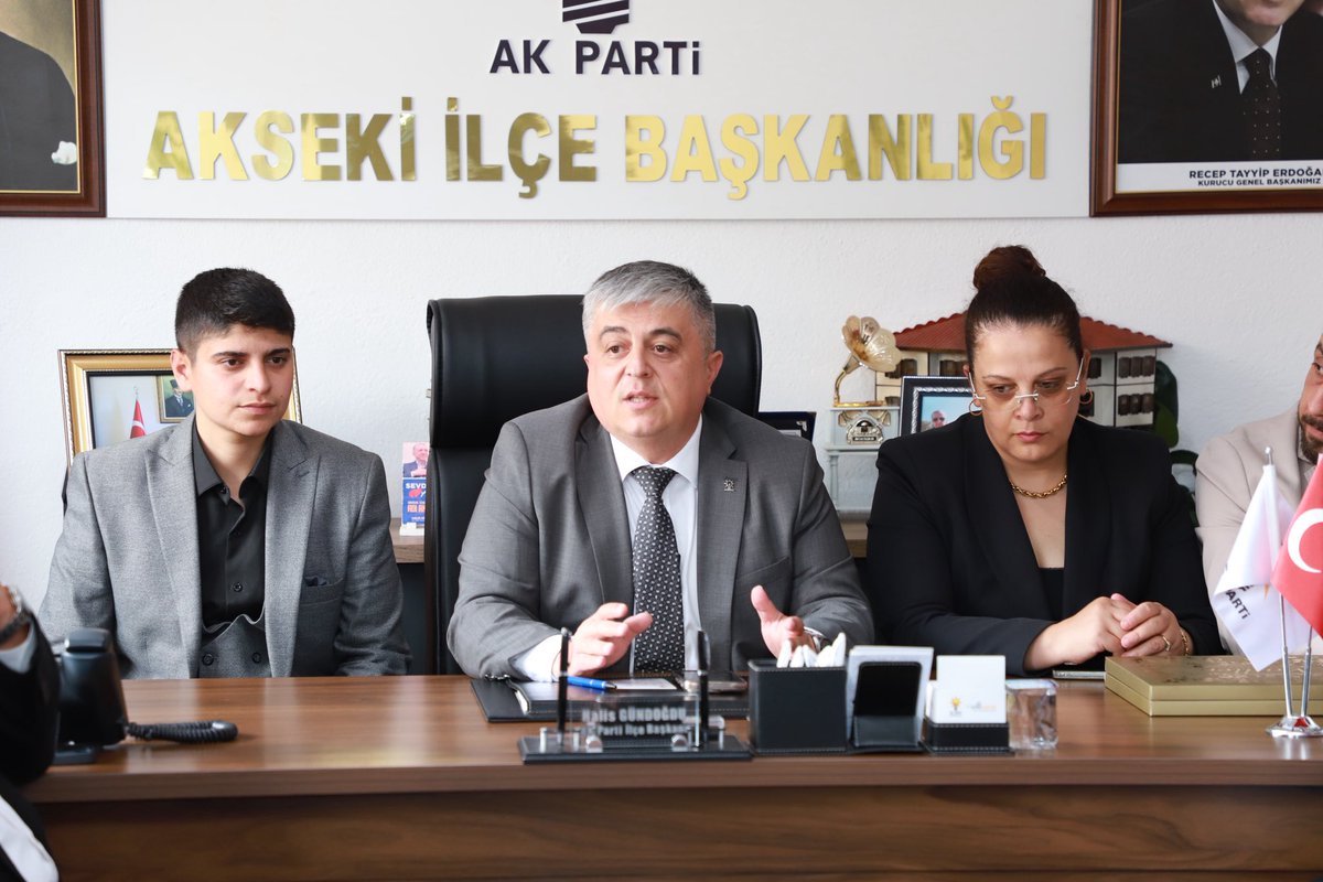 halisgundogdu's tweet photo. Kurban Bayramı münasebetiyle geleneksel olarak İlçe Başkanlığımızda düzenlediğimiz bayramlaşma programında dava arkadaşlarımız ve kıymetli hemşehrilerimizle bir araya geldik.

Bizim davamızda kırgınlığa değil kardeşliğe, ayrılığa değil birliğe yer vardır. Bizim partimizde mutlak butlan değil, mutlak bayram vardır.

Rabbim birlik ve beraberliğimizi daim eylesin. Hayırlı Bayramlar.

@alicetin_07
