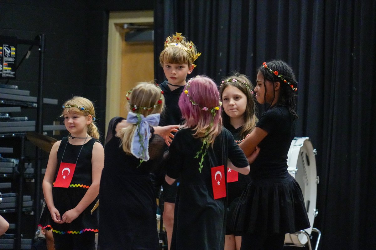 IamCPS's tweet photo. 🎭🎶🎨 Parker Woods Montessori School came alive for Fine Arts Night! Families enjoyed performances, student artwork lining the halls, fun in the gym and food with the community. It was a night full of talent creativity and school spirit! #HereforKids #WeAreCPS https://t.co/x9ObG0fFXD