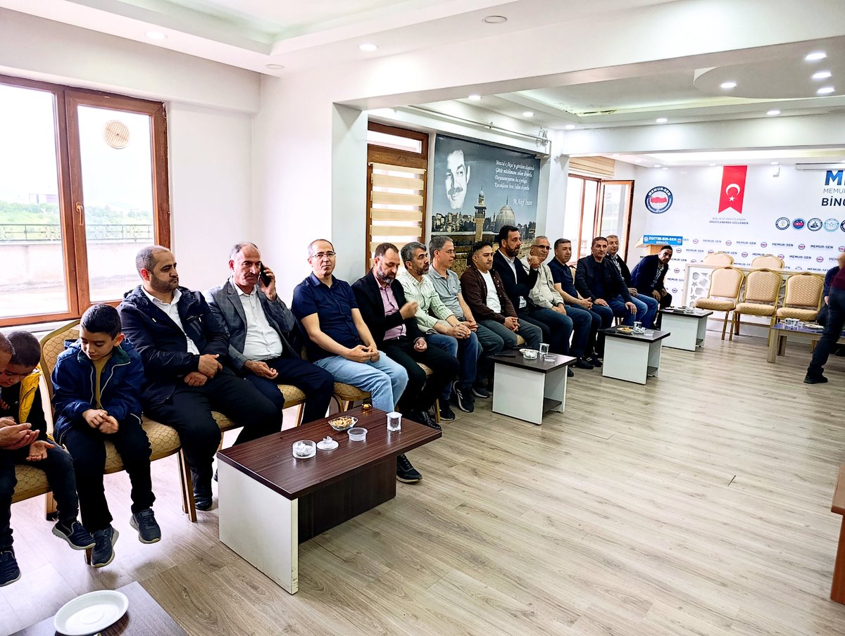 ebsbingol1's tweet photo. Bayramlaşma Programımızı Gerçekleştirdik

Memur-Sen Bingöl İl Temsilciliği olarak düzenlediğimiz Bayramlaşma Programı, teşkilatımızın kıymetli mensupları ve üyelerimizin yoğun katılımıyla, birlik ve kardeşlik iklimine yakışır bir atmosferde gerçekleştirildi.

Bayramların bizlere hatırlattığı dayanışma, paylaşma ve muhabbet duygularını hep birlikte yaşadığımız bu anlamlı buluşmada bizleri yalnız bırakmayan tüm misafirlerimize teşekkür ediyoruz.

Gücünü birlikten alan büyük Memur-Sen ailesi olarak; emek, adalet ve kardeşlik mücadelemizi aynı kararlılıkla sürdürmeye devam edeceğiz.

Rabbim birlik ve beraberliğimizi daim, muhabbetimizi kaim eylesin.