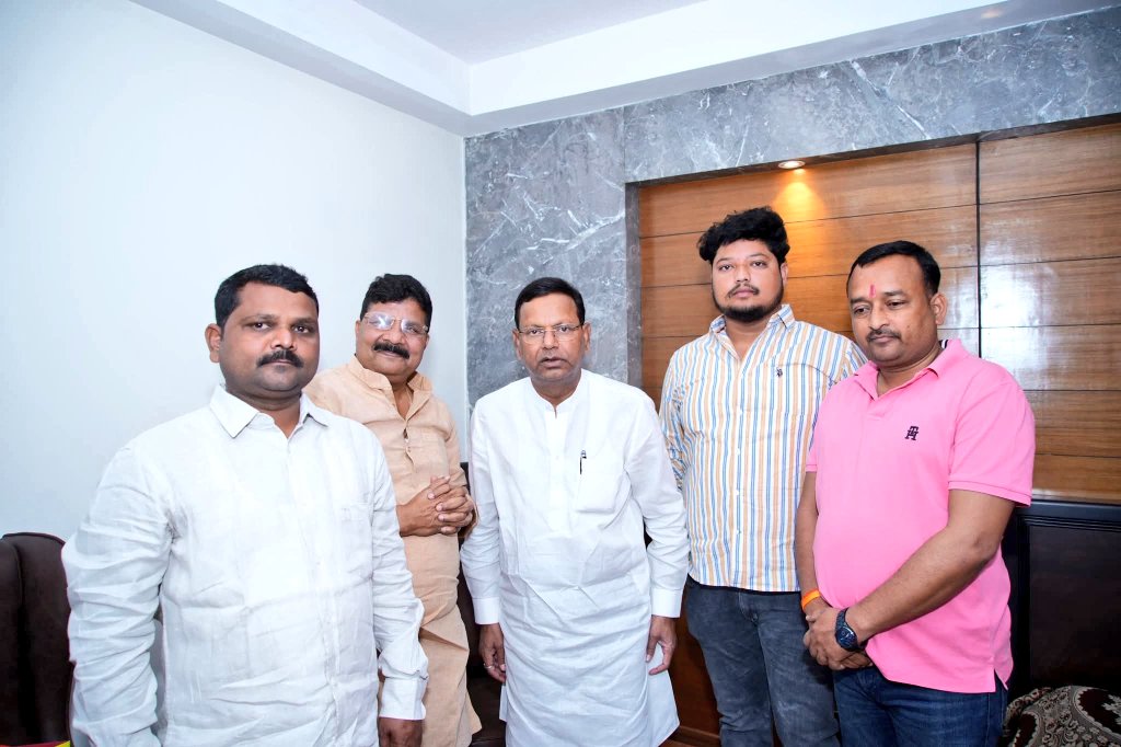 dhiraj111177's tweet photo. @jpsin1 @yadavakhilesh बीजेपी के सह पर ही इसने चार्जशीट में लिपा पोती करवा के धारा हटावा दिया बस धमकी की धारा लगा दी गई मेरे साथ कृपया न्याय किया जाए https://t.co/bgMWWbtvCu