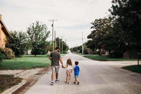 TadSinger's tweet photo. College-educated men lead the way among dads sacrificing hours at work for time at home. https://t.co/jcijlUcsuz https://t.co/3WTRcrBmuz