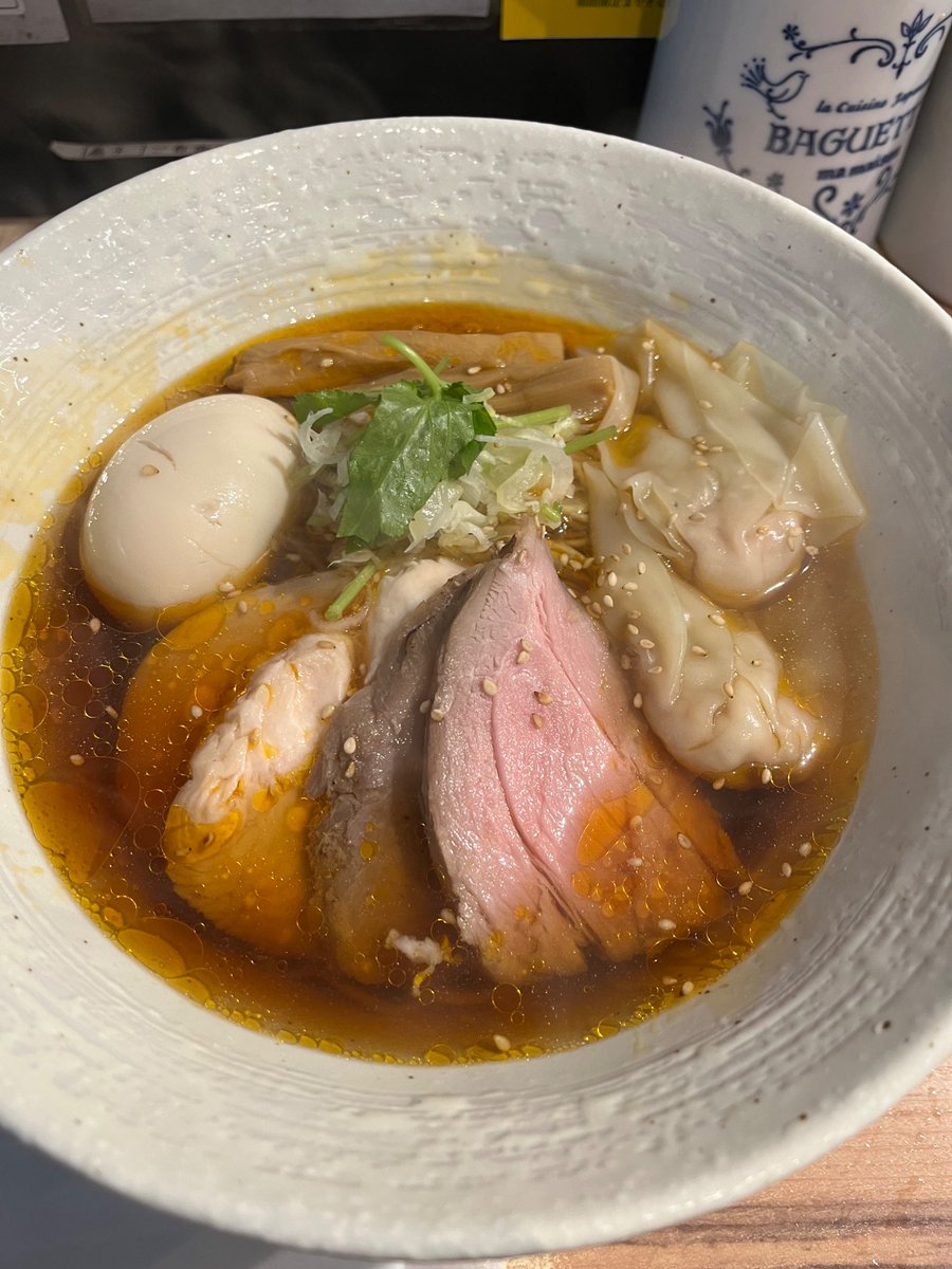 fukui49yade's tweet photo. 麺屋彩音さんにお邪魔してきました！煮干し山椒担々らぁめん、通称「ニボタン」という珍しいラーメンをいただいたのですが、さすがミシュラン・ビブグルマンを獲得している実力店。めちゃくちゃ美味しかったです。日本酒のペアリングとも相性抜群でした🍶
https://t.co/2Ois00IeBY
#PR #麺屋彩音 #五反田ラーメン #五反田まぜそば #五反田油そば #品川ラーメン