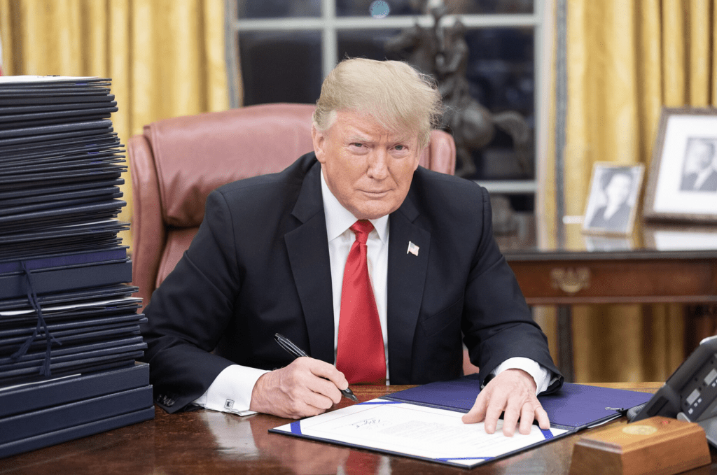 TheTravelUpdate's tweet photo. Trump Admin Considering Banning International Flights To New York, LA, Chicago &amp; more… https://t.co/STqFouslWS https://t.co/yyiylX4Nfu