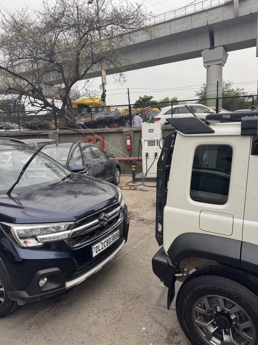 vatsrajeev69's tweet photo. @Maruti_Corp This is condition of e charging point at arena near EDM place of charging point is totally blocked and nobody is ready to listen. Is this the service of maruti https://t.co/tOf1pGnpaY