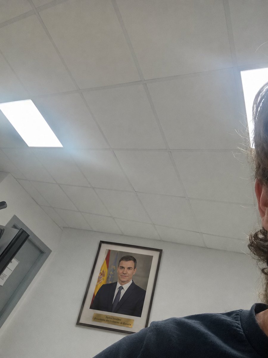 quintotercio_'s tweet photo. PARA LOS INCREDULOS.
Está es la foto que me mandó mi niña de su clase avisándome de tal atropello ANTICOSTITUCIONAL.

Encima el hijo de ****, porque no tiene otro nombre, lo cuelga completamente torcido. https://t.co/Cu19i63AVc