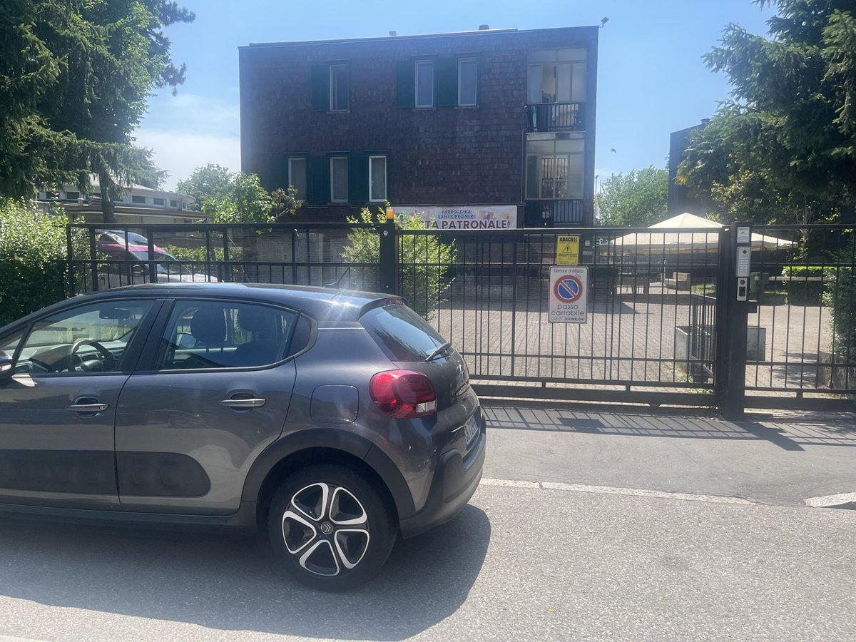 solopace's tweet photo. Una persona con un minimo di educazione civica parcheggia così l’auto? 

Dinanzi ad un passo carrabile dove passa tra le altre un’auto per trasporto disabili!!!

Via Gabbro 2 Milano 
#Bovisasca @ComuneMI #PoliziaLocaleMilano 

A voi ogni altro commento…

#BuonCammino🐾🐝🐾 https://t.co/j4fyaDKJG1