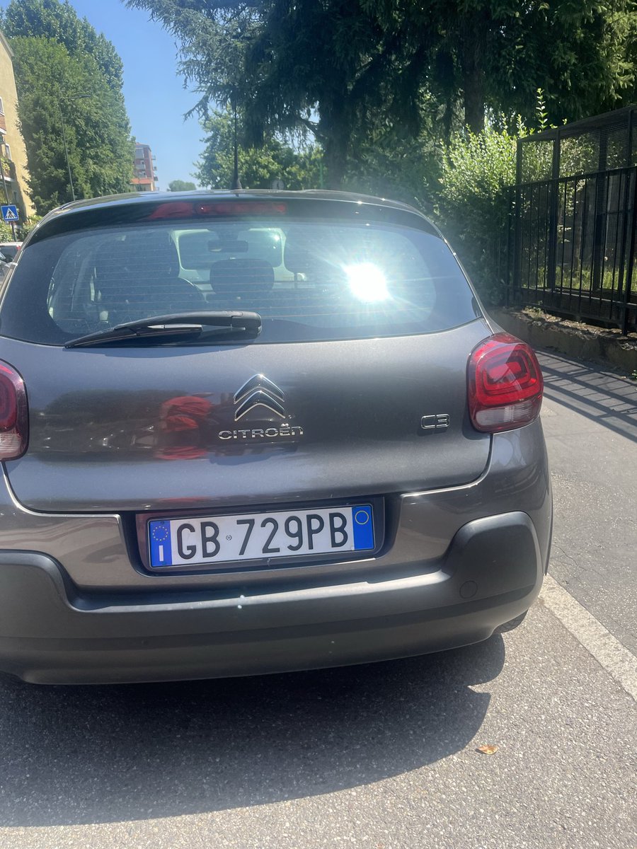 solopace's tweet photo. Una persona con un minimo di educazione civica parcheggia così l’auto? 

Dinanzi ad un passo carrabile dove passa tra le altre un’auto per trasporto disabili!!!

Via Gabbro 2 Milano 
#Bovisasca @ComuneMI #PoliziaLocaleMilano 

A voi ogni altro commento…

#BuonCammino🐾🐝🐾 https://t.co/j4fyaDKJG1