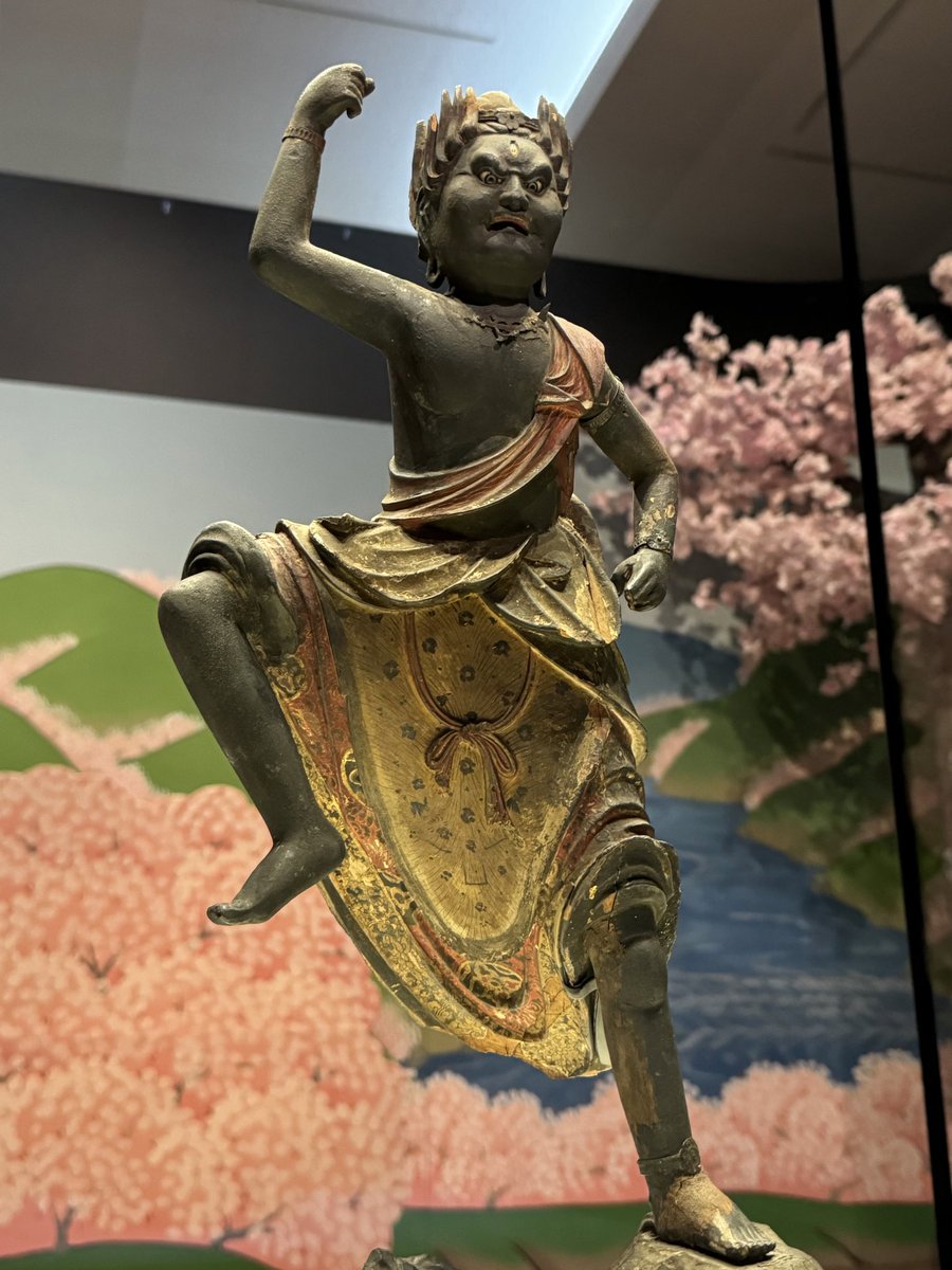 冠の中央に施された桜の花びらが特徴の吉野大峯展の蔵王権現像