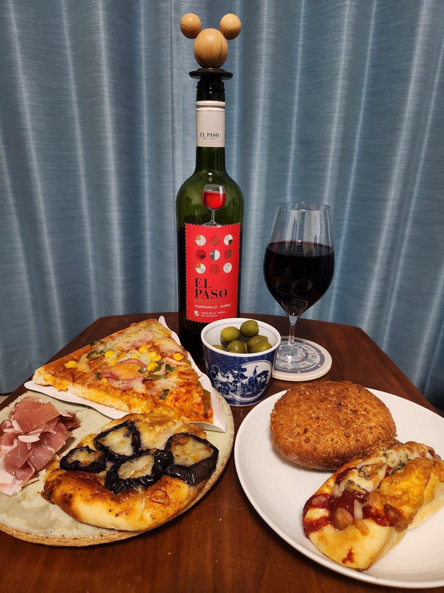 chanjun1206's tweet photo. 本日はこないだのピクニックが忘れられずパン飲みで乾杯🍻
沖縄フェアとのことでナスと肉味噌のパンや島豚ソーセージパンもゲット🤤どれもめちゃくちゃ美味しいな～☺️ディズニーで見つけた和風の蕎麦猪口もめっちゃかわいくてお気に入り🥰
#ハメケン・セラーズエル・パソ 🍷
#コムギノホシ https://t.co/bV7crgv8Jr