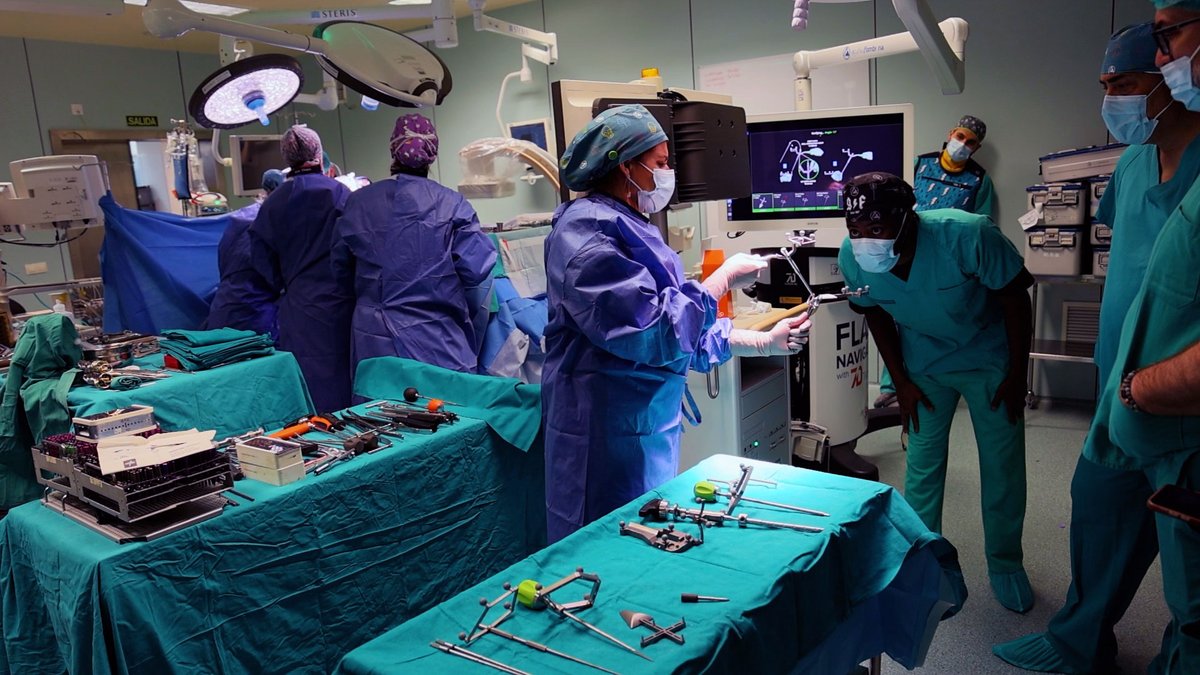 HospitalLaFe's tweet photo. 🏥El @HospitalLaFe incorpora una innovadora cirugía de escoliosis sin radiación para adolescentes
El hospital utiliza resonancia magnética avanzada y de navegación quirúrgica 7D para mejorar la precisión y evitar el TAC previo a la intervención
📰https://t.co/os1RccXpuy https://t.co/8pOBx8obX2