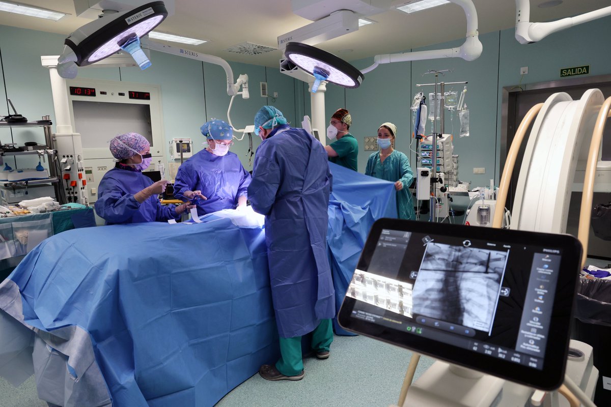 HospitalLaFe's tweet photo. 🏥El @HospitalLaFe incorpora una innovadora cirugía de escoliosis sin radiación para adolescentes
El hospital utiliza resonancia magnética avanzada y de navegación quirúrgica 7D para mejorar la precisión y evitar el TAC previo a la intervención
📰https://t.co/os1RccXpuy https://t.co/8pOBx8obX2