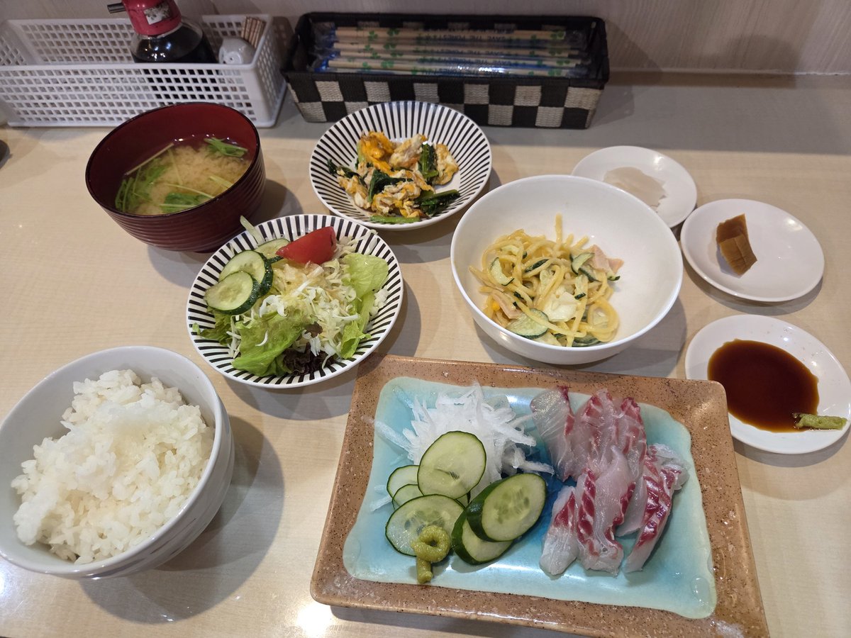 cybercyclist's tweet photo. 夕食も済ませようと「食堂」で検索して「ワイズキッチン」へ。日替わり定食オンリーのお店。
ちょうどご主人が今日釣ってきた(厨房は奥さん)というイサキの刺身が出てきて、品数も多くて、刺身と味噌汁(玉子入り)のおかわりもさせてもらって、900円。おしゃべりもできて、本当に良い旅の締めになった。 https://t.co/Y8OxVhfHEx