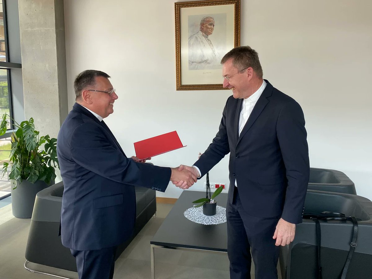 UPJP2's tweet photo. 📣 Rektor Uniwersytetu Papieskiego Jana Pawła II w Krakowie ks. prof. dr hab. Robert Tyrała powołał ks. dr. hab. Sławomira Soczyńskiego, prof. UPJPII, na stanowisko prorektora ds. polityki kadrowej i rozwoju UPJPII. Serdecznie gratulujemy! https://t.co/jjhXzuwhH6
