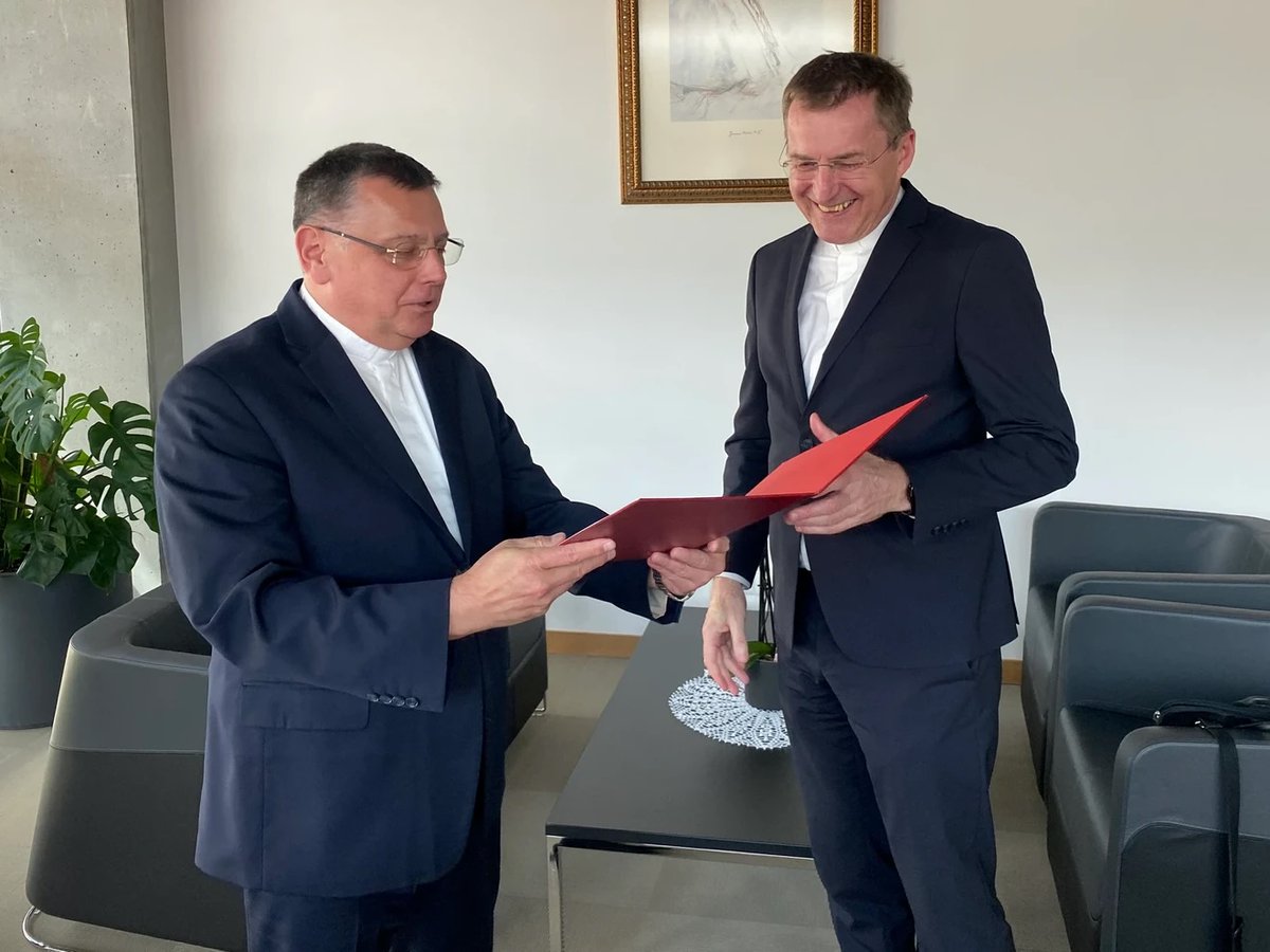 UPJP2's tweet photo. 📣 Rektor Uniwersytetu Papieskiego Jana Pawła II w Krakowie ks. prof. dr hab. Robert Tyrała powołał ks. dr. hab. Sławomira Soczyńskiego, prof. UPJPII, na stanowisko prorektora ds. polityki kadrowej i rozwoju UPJPII. Serdecznie gratulujemy! https://t.co/jjhXzuwhH6