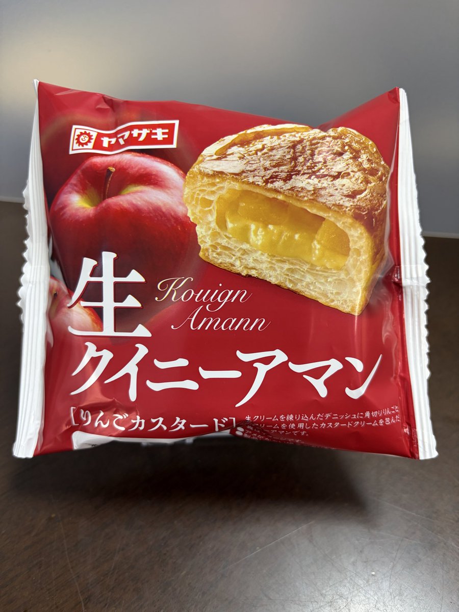 CoffeeMoriko's tweet photo. ヤマザキ「生クイニーアマン［りんごカスタード］」
生クリーム入りデニッシュのしっとり感に、表面の飴コーティング 中の角切りりんごは食感しっかりめ、カスタードも意外と濃厚。
んーうまい😋

#ヤマザキ #生クイニーアマン #菓子パン #パン好き #新商品 https://t.co/KFVrHQtMbl