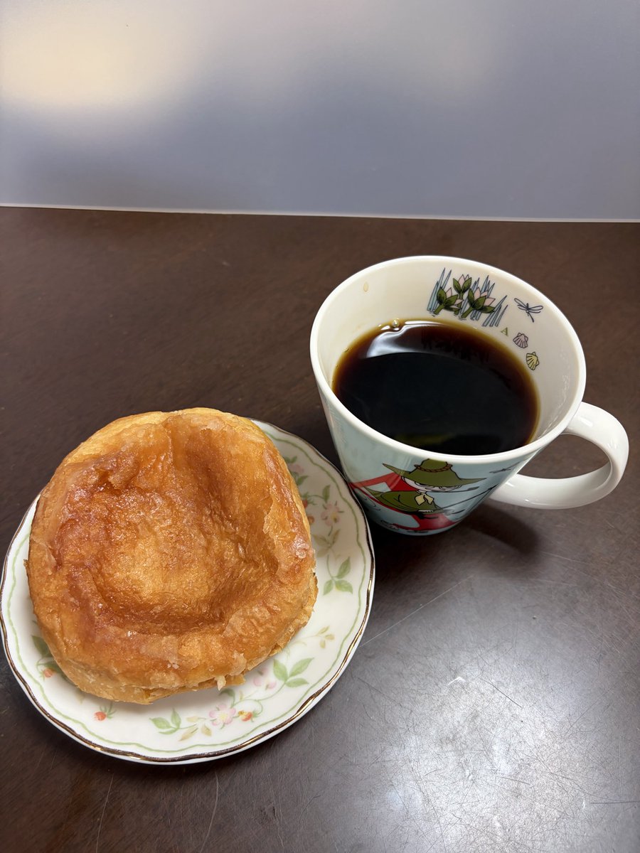 CoffeeMoriko's tweet photo. ヤマザキ「生クイニーアマン［りんごカスタード］」
生クリーム入りデニッシュのしっとり感に、表面の飴コーティング 中の角切りりんごは食感しっかりめ、カスタードも意外と濃厚。
んーうまい😋

#ヤマザキ #生クイニーアマン #菓子パン #パン好き #新商品 https://t.co/KFVrHQtMbl