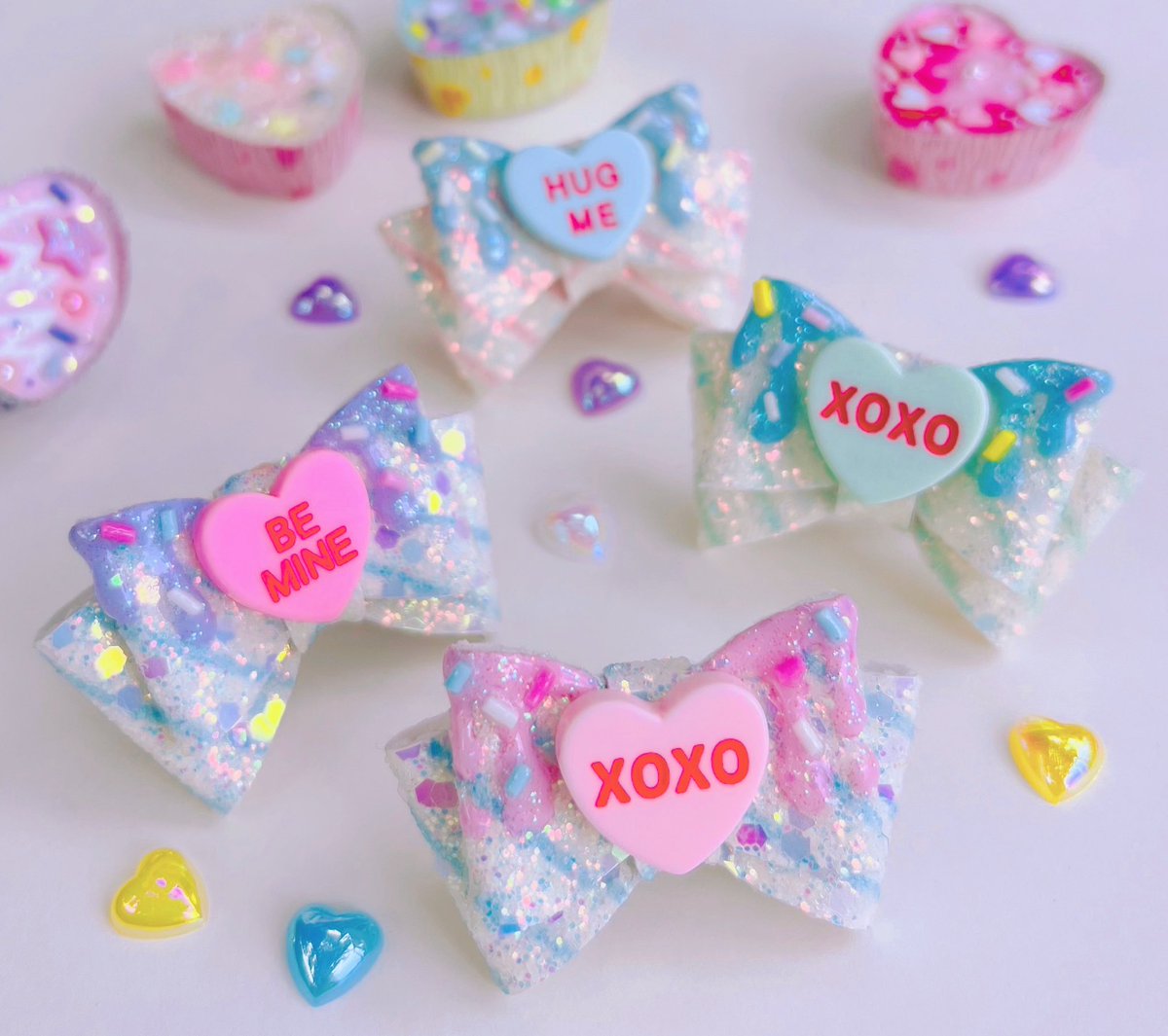 ozrissa's tweet photo. 🍬🎀 melty leather ribbon ring 🎀🍬

指先が一気にスウィーツな世界になる、
お砂糖がとろ〜り溶けたようなリボンリングを作りました ♡

キラキラのラメとカラフルチョコスプレーをたっぷり閉じ込めて、まるでお菓子みたいなデザインに🩷🩵💛✨

ひとつ着けるだけで存在感たっぷり🍭
その日のコーデやアクセサリーの主役になってくれるリングです💍🎀
普段のお出かけにも甘さをプラスしてくれます🧁🫧

カワスタさんにて販売中です✨