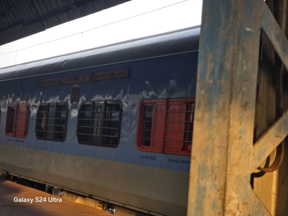 panda_sikta's tweet photo. Dear @IRCTC today Train 12073 is late by 2.5 hours till KGP (120km). I was expected to catch connecting train from cuttack to my workplace. Now I will miss it. Where will I stay at night? I was compelled to deboard at KGP. Will u pay my for stay and new ticket?@EastCoastRail https://t.co/yfId8Ku2GR