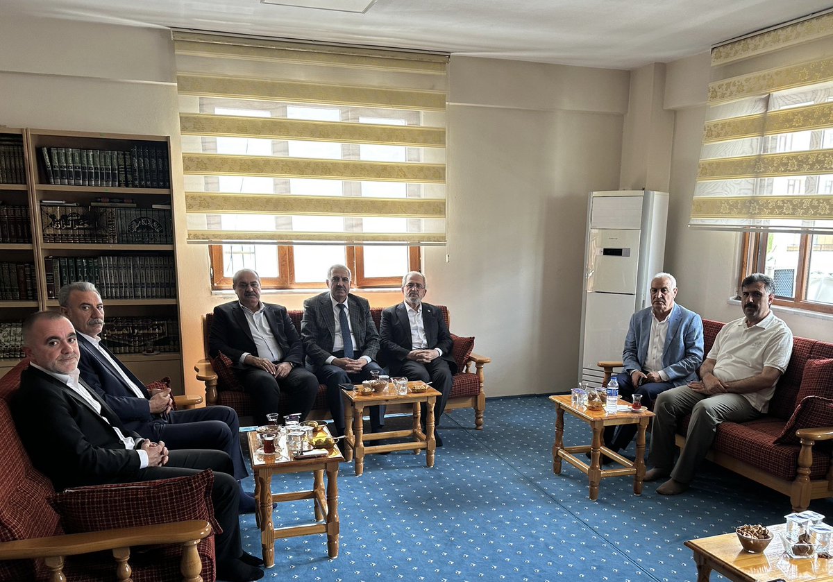 omer_iler's tweet photo. 📍 Kur’an İlimleri Derneği

İl Başkan Yardımcılarımız Sayın Mehmet Dilek, Sayın Mehmet Ensarioğlu, Sayın Fehmi Kardeşoğlu ve Sayın Davut Arzu ile birlikte Milletvekilimiz Sayın Mehmet Sait Yaz’ı Kur’an İlimleri Derneği’nde ziyaret ederek bayram sevincini paylaştık.

Bayramın getirdiği birlik, beraberlik ve kardeşlik duygularını hissettiğimiz bu güzel buluşmada, samimi bir sohbet eşliğinde gönüllerimizi buluşturduk.

Nazik misafirperverliklerinden dolayı kıymetli Vekilimize teşekkür ediyorum.
#HayırlıBayramlarTürkiyem