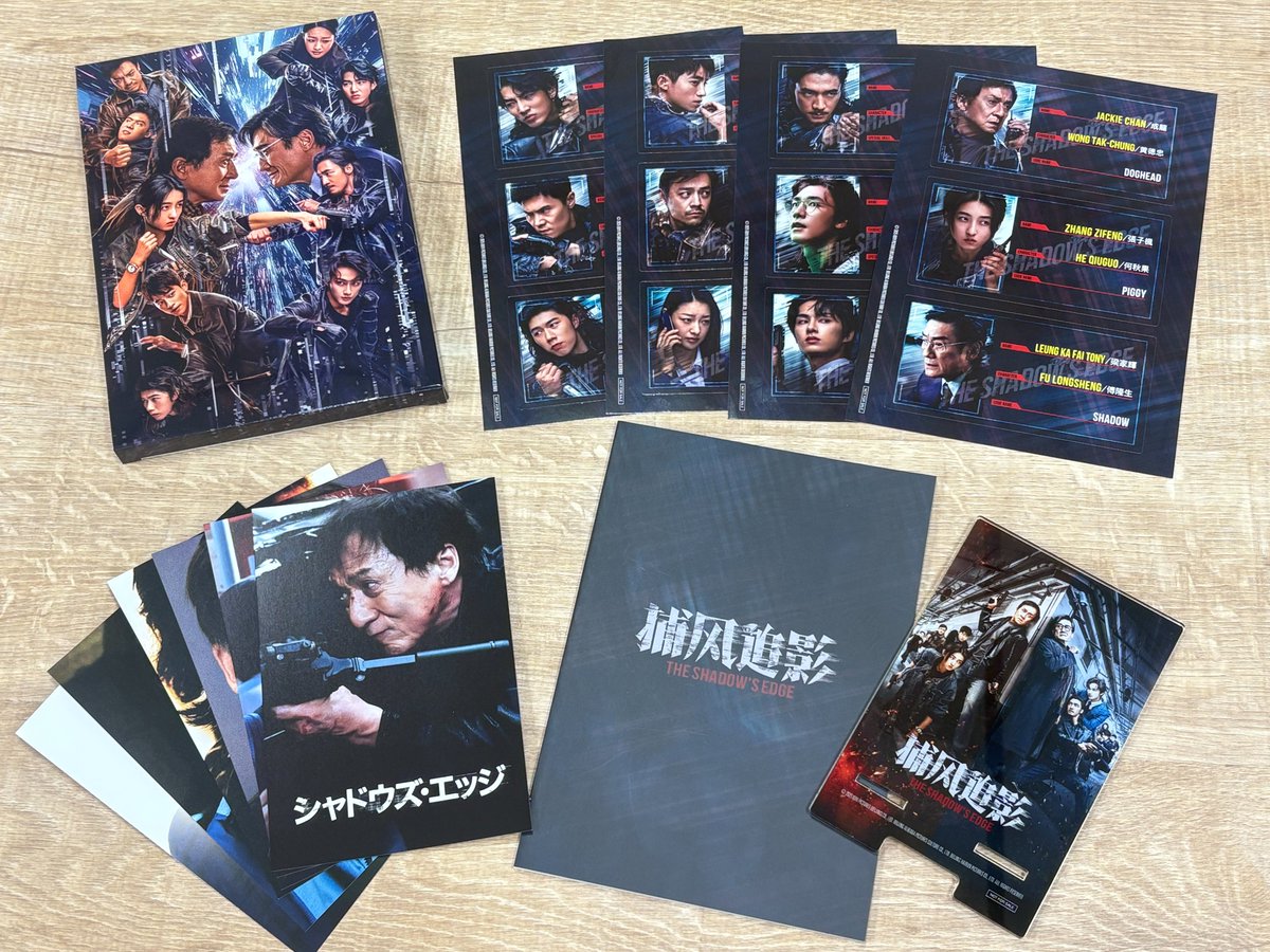 shadowsedgejp's tweet photo. 『#シャドウズ・エッジ』
📀Blu-ray＆DVD 6/10(水)発売📀

📢発売まであと𝟲日

豪華版には盛りだくさんの特典を封入！
■アクリルスマホスタンド
■フォトブック（40ページ）
■ポストカード（6枚セット／表裏絵柄別）
■IDカード風ステッカー（4枚セット）

ここでしか手に入らない特典をぜひチェックしてください🔍

商品情報はこちら👇
https://t.co/x472quWlvB
