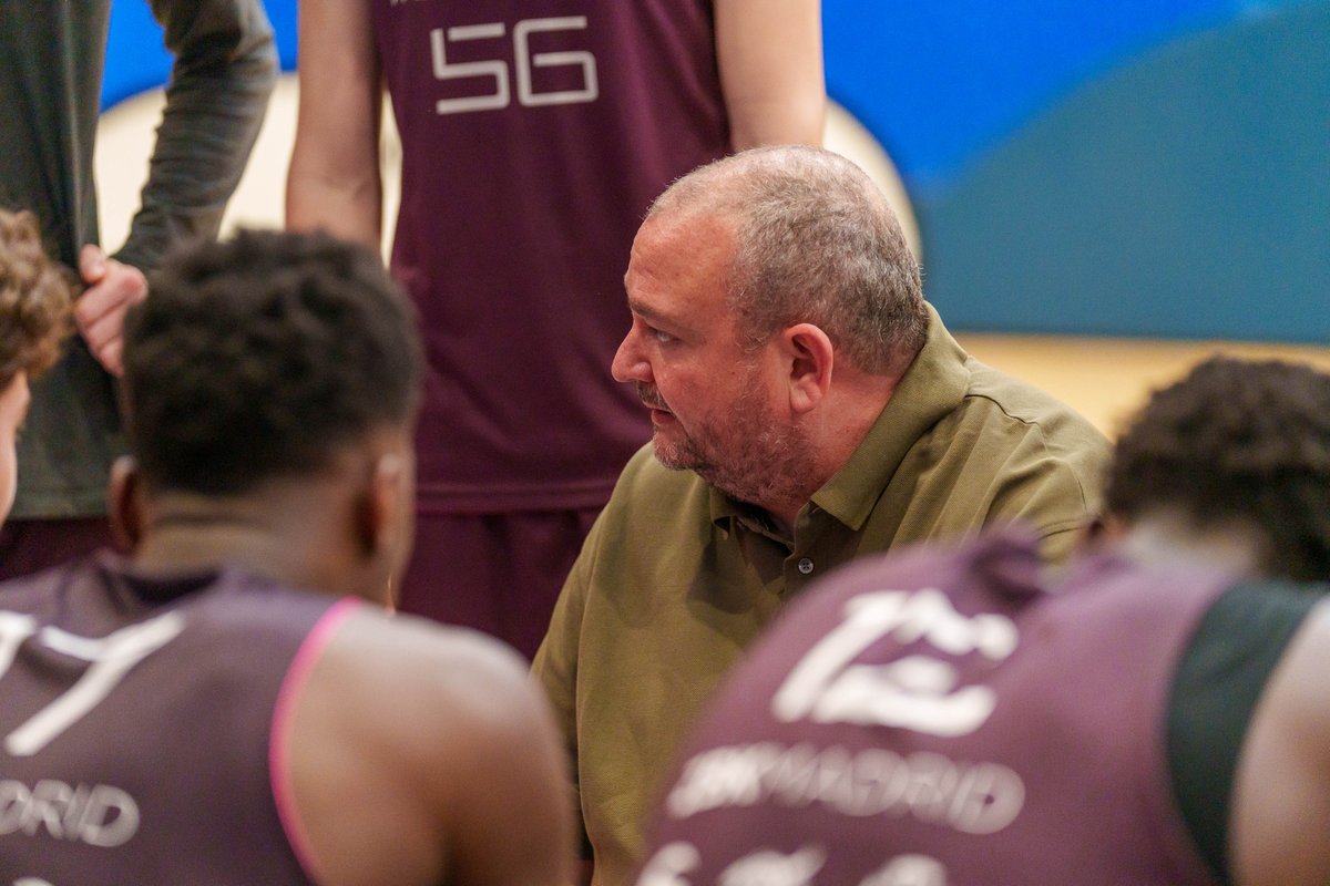 CBZentro's tweet photo. Javier Lombardía.

Experiencia y categoría en los banquillos 🖍️📋

#GoGarnet

Momento de @OscarRibasT https://t.co/eEb3SwvZly