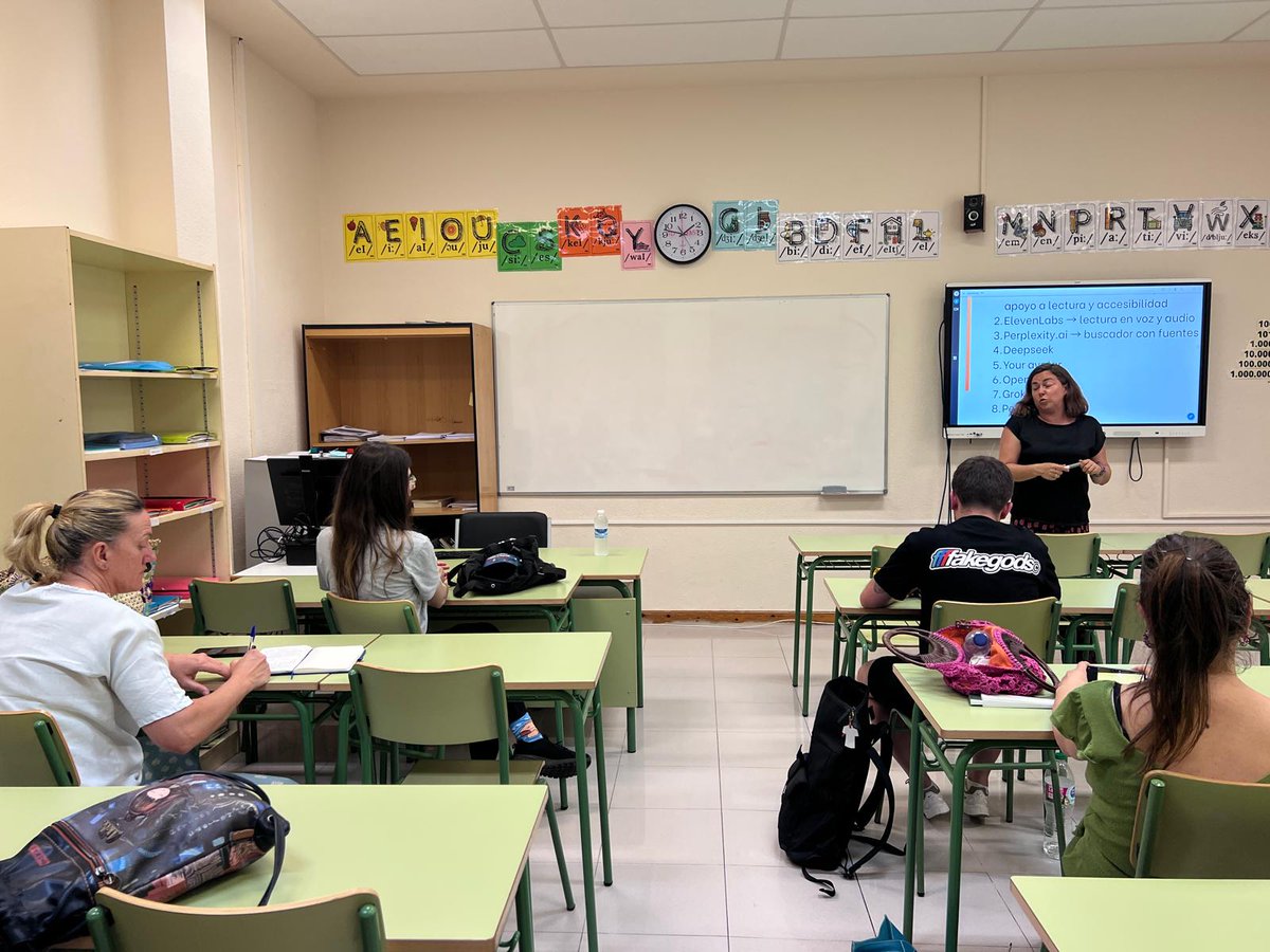ErasmusCFIE_Mir's tweet photo. Formación en cascada y difusión: 

▶️ Lucía de @CepaReal comparte con sus compañeros lo aprendido en el curso realizado en Budapest con el Consorcio #ErasmusPlus de @cfiemiranda 

#internacionalizaCyL 
#formaciónCyL

@sepiegob https://t.co/274VUiFbVj