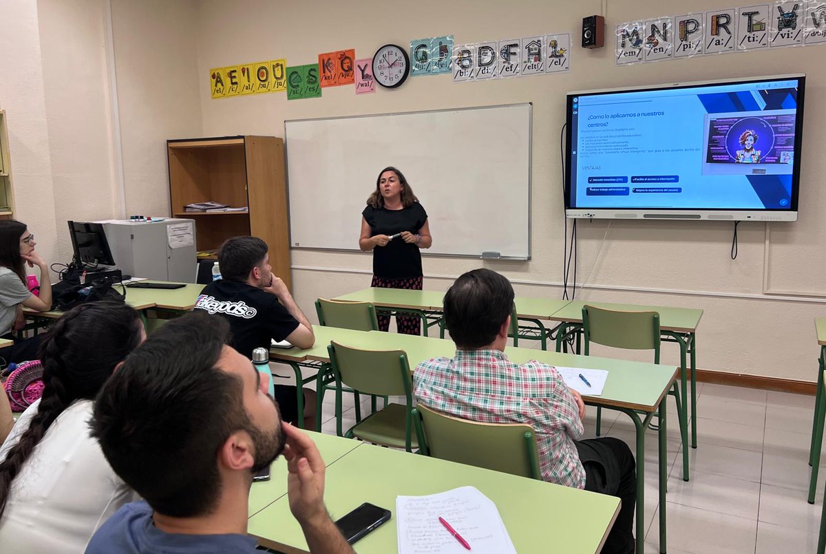 ErasmusCFIE_Mir's tweet photo. Formación en cascada y difusión: 

▶️ Lucía de @CepaReal comparte con sus compañeros lo aprendido en el curso realizado en Budapest con el Consorcio #ErasmusPlus de @cfiemiranda 

#internacionalizaCyL 
#formaciónCyL

@sepiegob https://t.co/274VUiFbVj