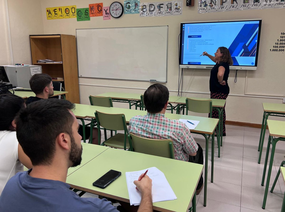 ErasmusCFIE_Mir's tweet photo. Formación en cascada y difusión: 

▶️ Lucía de @CepaReal comparte con sus compañeros lo aprendido en el curso realizado en Budapest con el Consorcio #ErasmusPlus de @cfiemiranda 

#internacionalizaCyL 
#formaciónCyL

@sepiegob https://t.co/274VUiFbVj