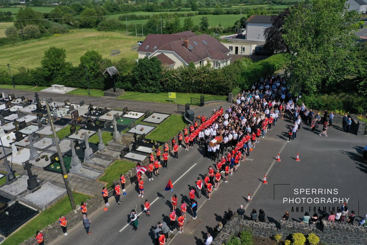 ardboegfc's tweet photo. 🟠🔵A Fitting Farewell to "The King"🟠🔵

Ardboe stood still yesterday as we paid a final tribute to one of our greatest ever Gaels, Frank McGuigan.

From the moment the cortege left the McGuigan family home, led with dignity and pride by Jim Hanna of Derrytresk, it was clear https://t.co/T8cO5E3BH3