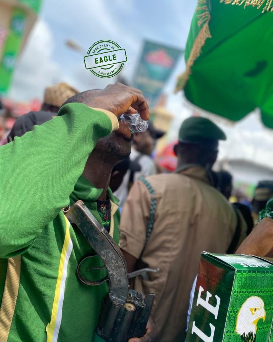 gbosewoOfLagos's tweet photo. Oti Zeh !!!!!!

The Eagle has landed with its own traditional steeze.

Rush down here now to have a taste of tradition and fashion with class.

Already sipping my Eagle Schnapps.

#ShowUpLikeAnEagle
#EagleAtOjudeOba https://t.co/EE9DIMShO9