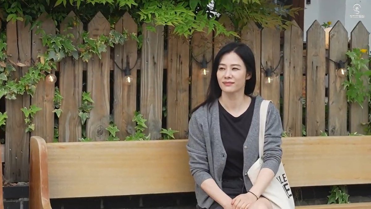 khjenthu's tweet photo. the gorgeous wanderer in jeonju hanok village. i think we need more vlogs like this ma'am. 😌 #김현주 #kimhyunjoo https://t.co/mJuV0lnztv