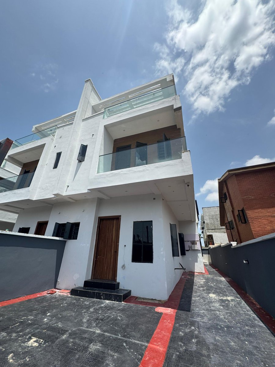 kingtunbo's tweet photo. Now Letting!
Brand new 5bedroom semi detached duplex is now going for rent.
Features
Spacious living room 
Fitted kitchen cabinet 
All rooms ensuite 
Wardrobes in all rooms
Secured Estate
Bath tub 
Heat extractor
Water Heaters 
Rent: 25m
📍Ogudu GRA 
For inspection: 07076407509 https://t.co/Ij0UwDgfov