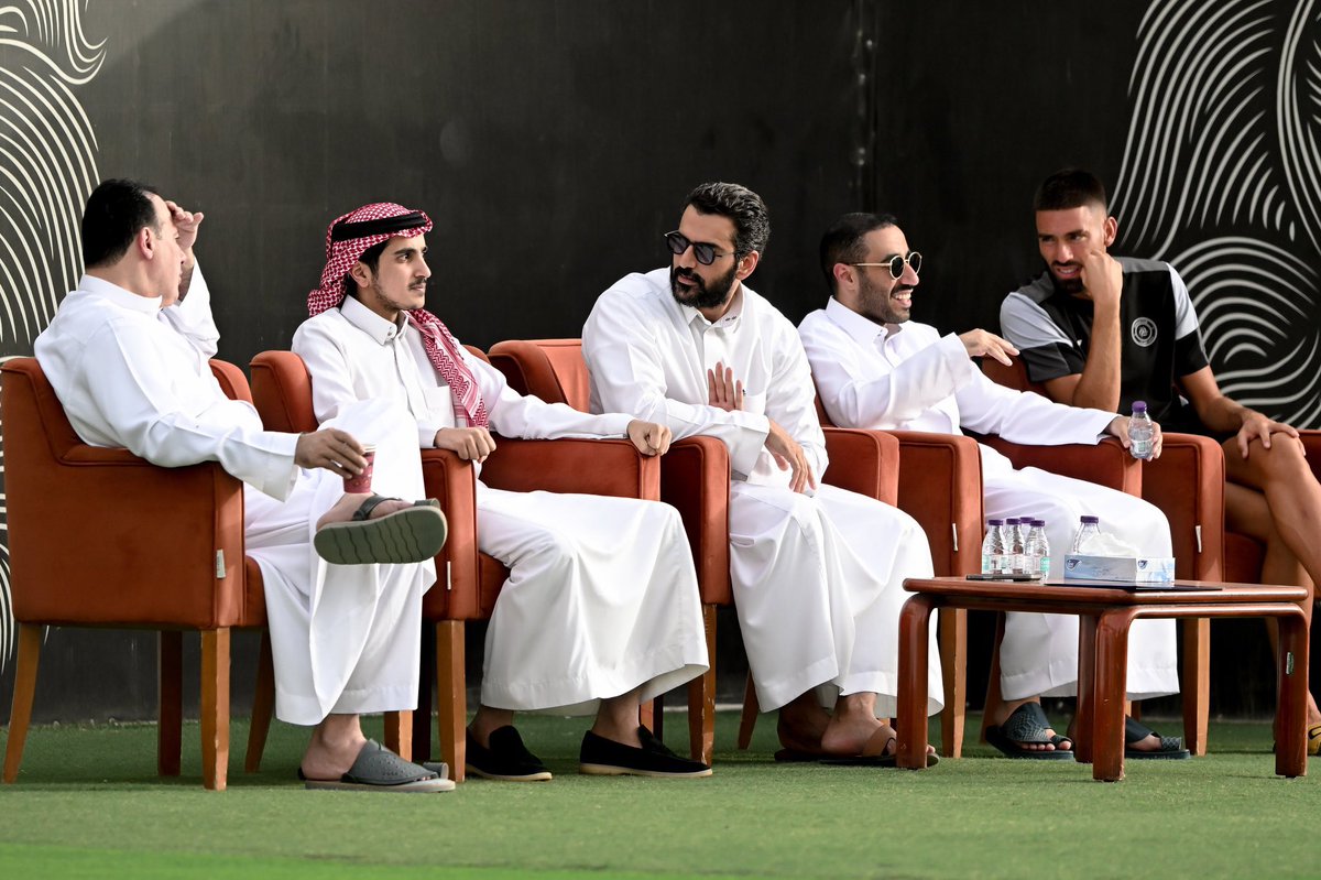 Ashly9541Soso's tweet photo. الله يبعد عن النادي كل شخص يدور مصلحته، ويكفي الكيان شر المصالح الشخصية والتحزبات اللي ما وراها إلا المشاكل وتفريق الصفوف.
للأسف، التحزبات وتصفية الحسابات على حساب الكيان آفة تعاني منها الكثير من الأندية؛ لما يصير همّ البعض الفائدة الشخصية أو الظهور، ويتحول النقد من نقد هادف لمجرد هجوم وشخصنة مع أي إدارة ناجحة ترفض الالتفات لهم أو إعطائهم مساحة.
الجمهور الواعي والواقف بصدق خلف النادي هو السد المنيع ضد هالأشكال، والكيان دائمًا يبقى، والمنتفعون يرحلون. الله يحمي نادينا ويكتب له التوفيق والاستقرار دائمًا🤍🖤🏁