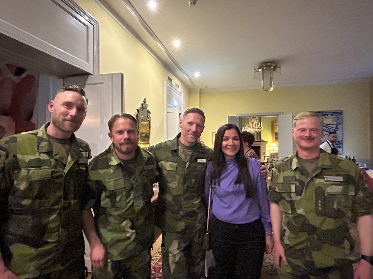 GulanAvci's tweet photo. Idag på Veterandagen hedrar vi alla dem som tjänstgjort för fred, frihet och säkerhet runt om i världen. Era insatser har gjort skillnad för människor långt bortom Sveriges gränser och påminner oss om att fred och frihet aldrig kan tas för givna.

Tack för ert ansvar, ert mod och era uppoffringar. Sverige är stolt över er 🇸🇪