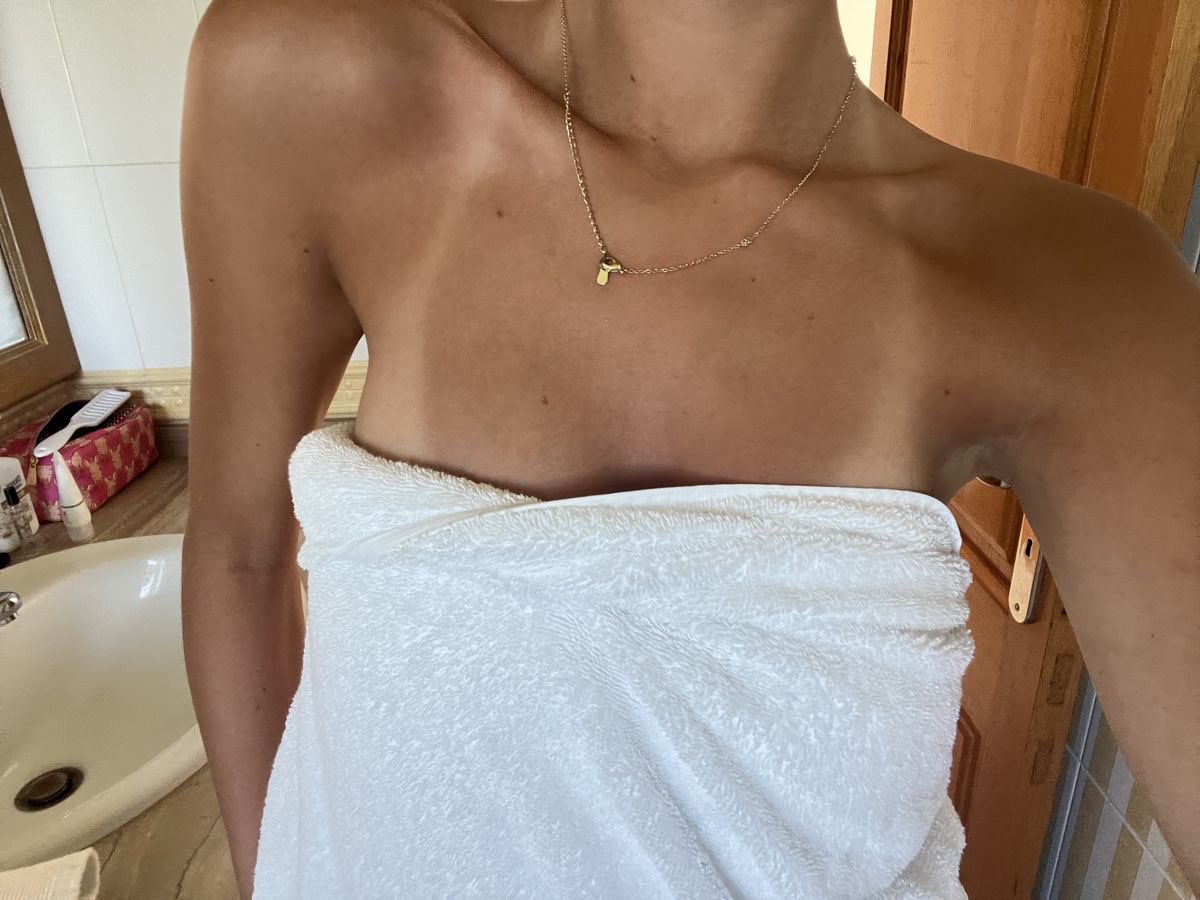 pjjmoonchildd's tweet photo. i actually NEEEDDD that tanline x collarbone combo https://t.co/sfuhnloFG6