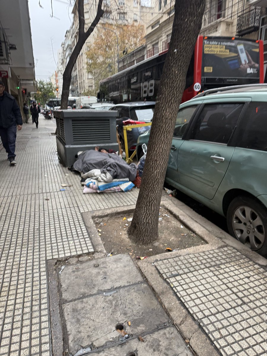 Mayjhs's tweet photo. Día 2 de reclamo, sin respuesta, hace más de 1 año reclamando por los canales oficiales. San Luis entre boulonge Sur Mer y Pueyrredón. Viven ahí, dejan sus cosas escondidas, hacen sus necesidades, dejan mugre y nadie limpia. @VecinosCon5633 @gzinny @ibaistrocchi @jorgemacri https://t.co/SjWbWdLqOt