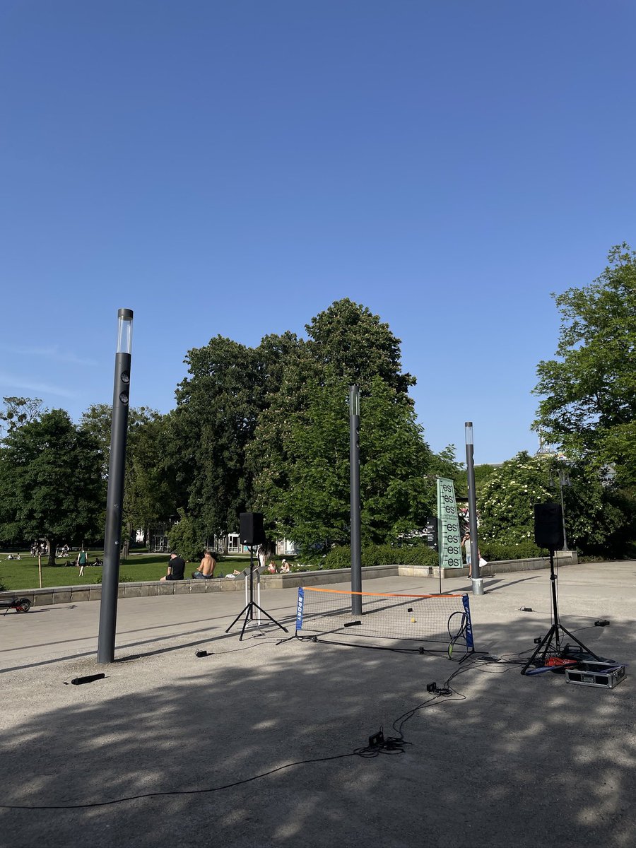 paffgenSH's tweet photo. ドイツ🇩🇪ハノーファーで開催中のKunst Fest Spiele Herrenhausenに音楽✖️テニスのサウンドパフォーマンス「Wild Conversation~Music Tennis~」で出演しました🎾150人前後の人々とミュージックラリーしました！
Danke!! https://t.co/NJzv8XFPgP